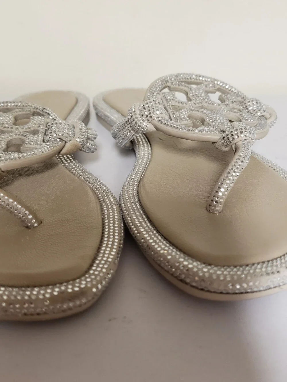 Toey burch Miller Knottef pave thong  sandal stone grey